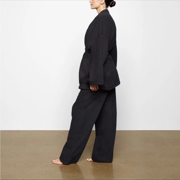 SKIMS Fleece Lounge Wrap Robe Jacket - Picture 4 of 9